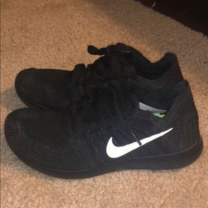 black out Nike fly knit